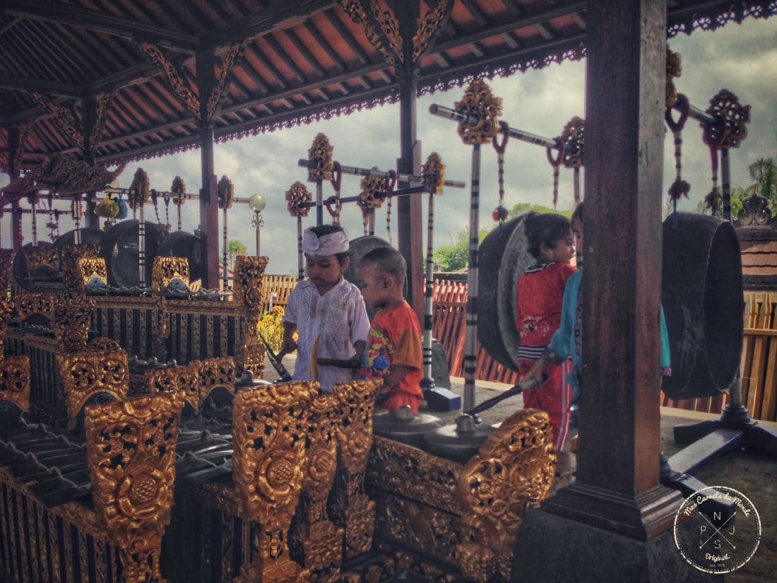 Enfants jouant du Gamelan au temple de Besakih à Bali