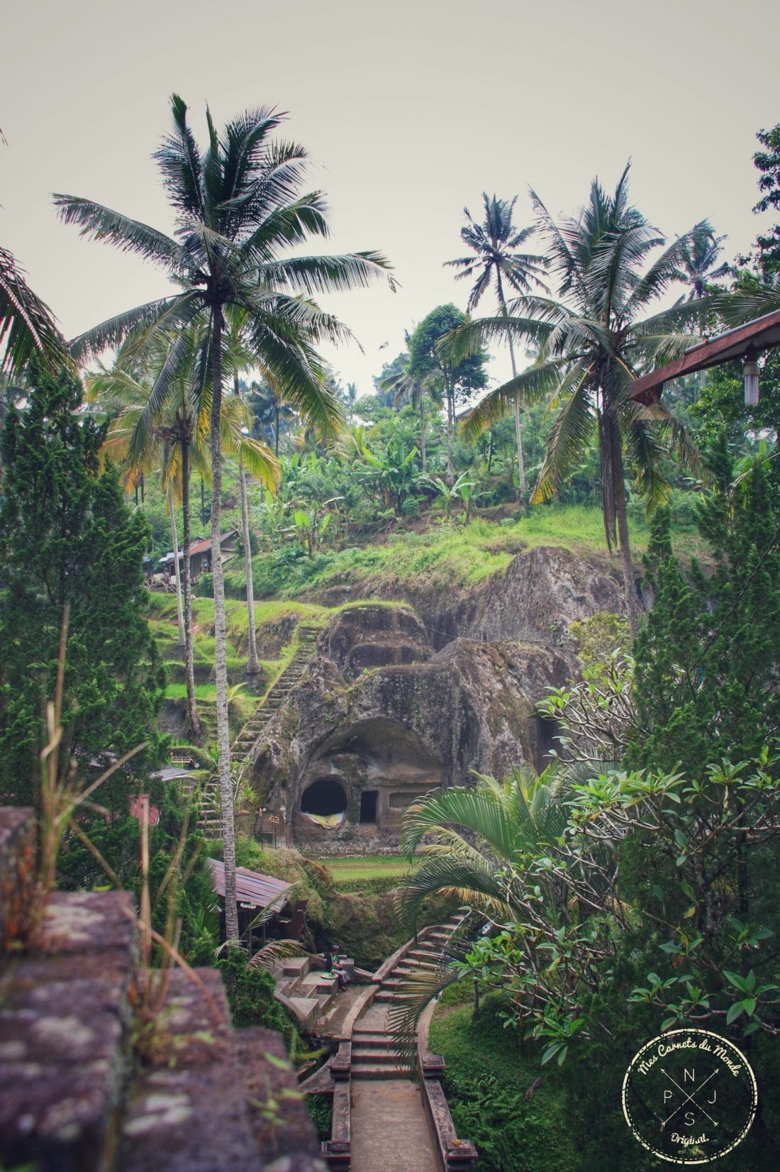 Chemins du temple de Gunung Kawih à Bali, sous les palmiers et grottes