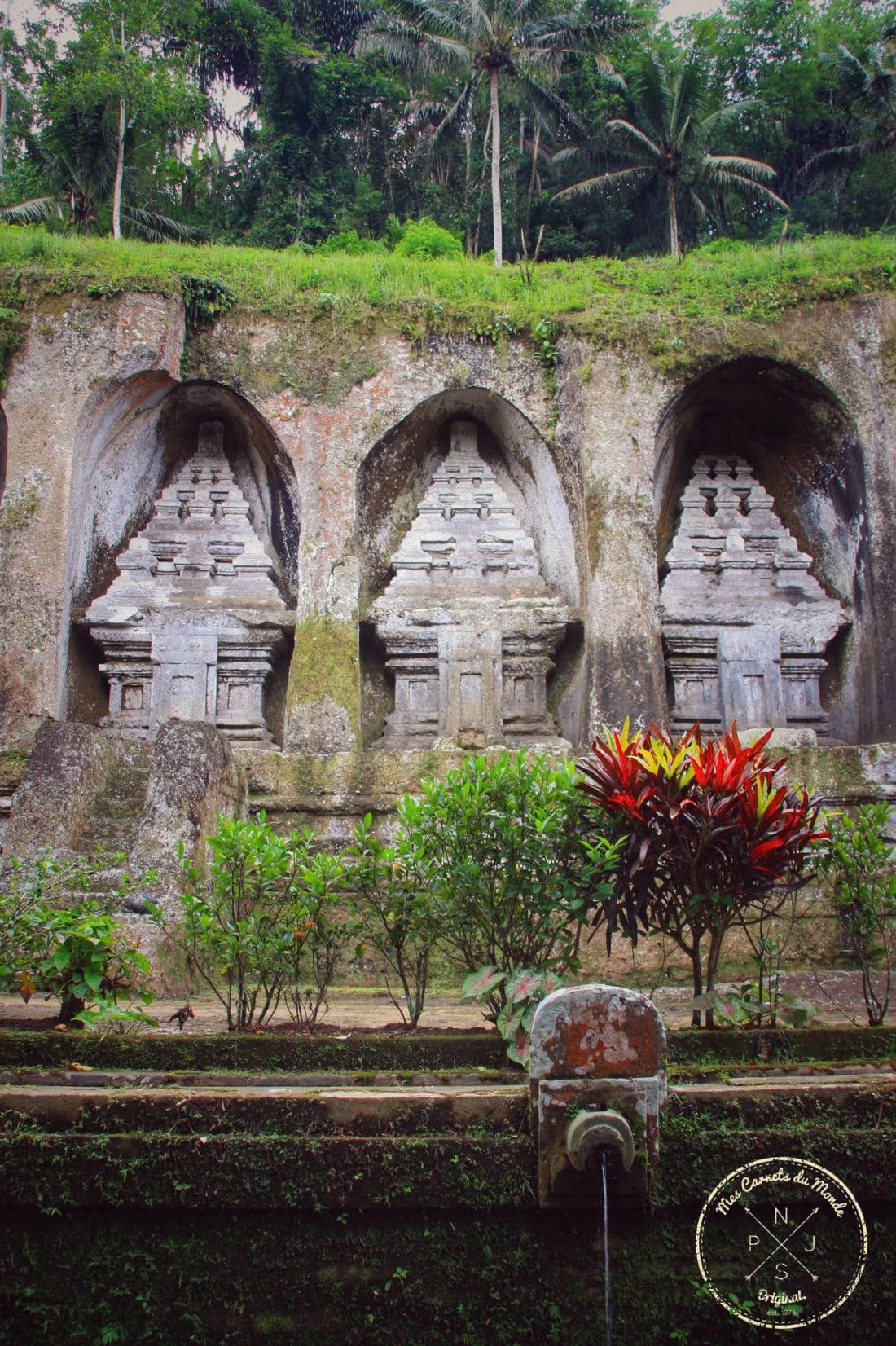 Temple de Gunung Kawihà Bali gravé dans la roche, sous les palmiers