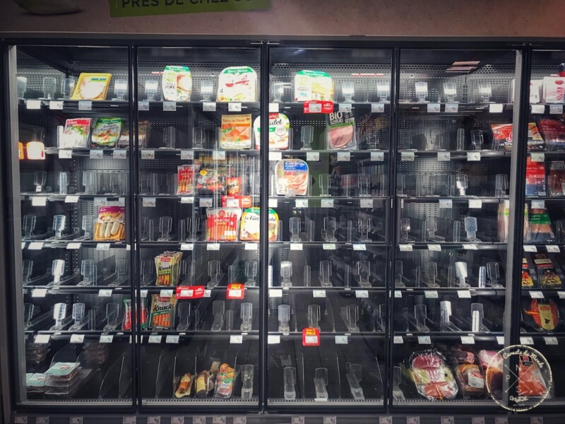 Rayons de produits frais vides durant le confinement
