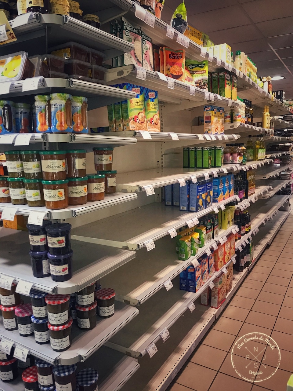 Rayons de produits vides durant le confinement