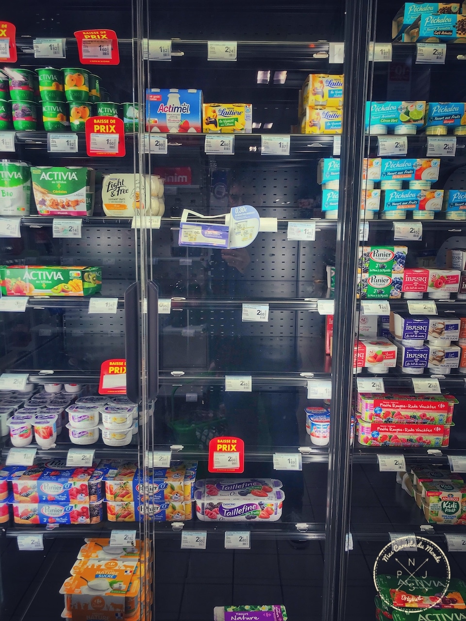 Rayons de produits frais vides durant le confinement