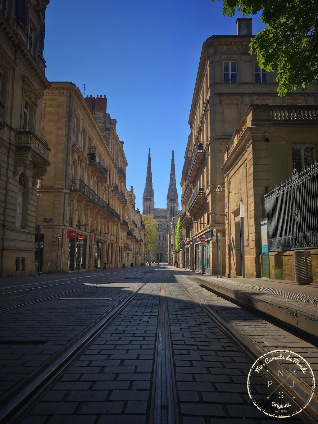 Rue Vital Carles et la cathédrale Saint André à Bordeaux - confinement - Mes Carnets du Monde 