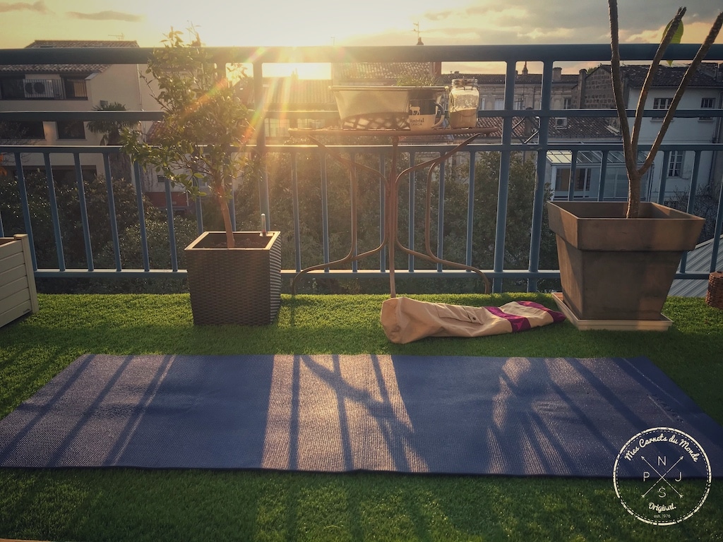 Tapis de Yoga sur Balcon, soleil couchant - Confinement en France à Bordeaux - Mes Carnets du Monde