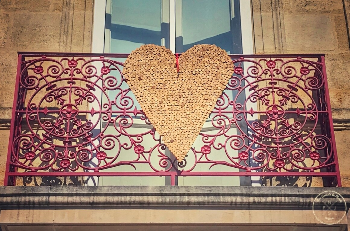 Coeur a la fenêtre à Bordeaux - Confiné à Bordeaux en avril et mai 2020 - Coronavirus Confinement Bordeaux - Mes Carnets du Monde