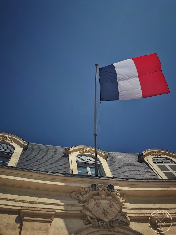 Drapeau Français de l'Hotel de la Marine à Place Tourny Bordeaux - Mes Carnets du Monde