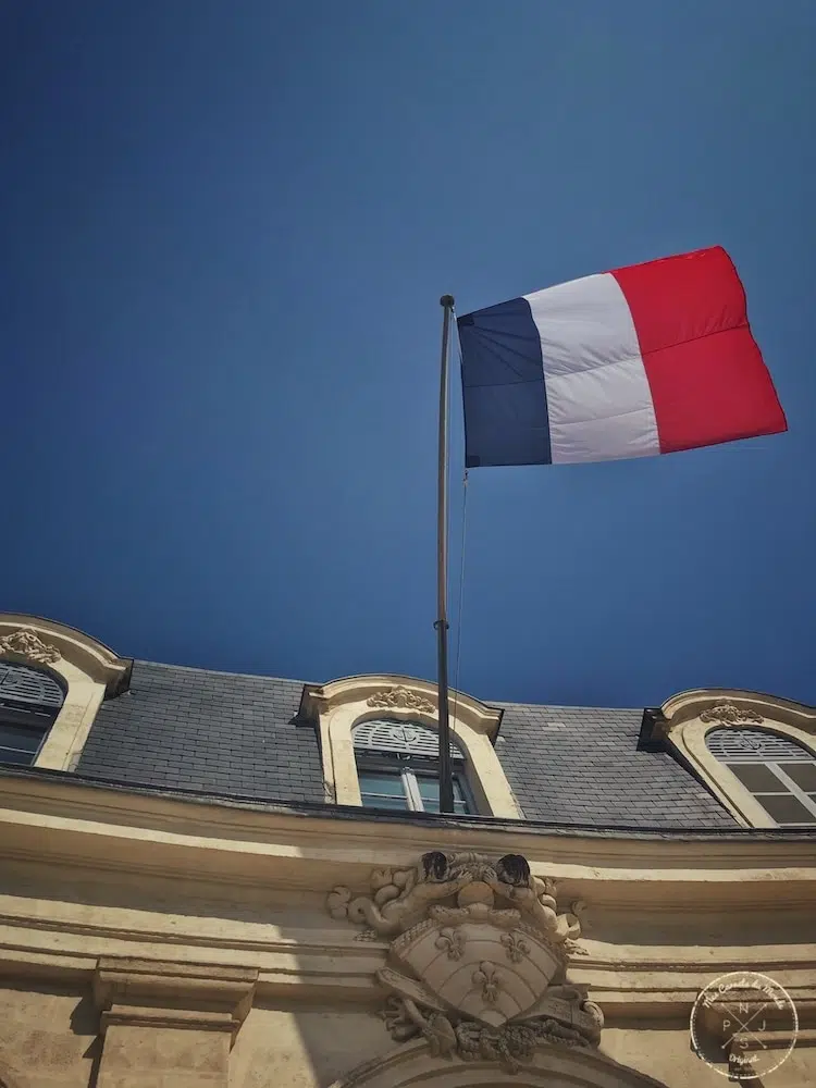 Drapeau Français de l'Hotel de la Marine à Place Tourny Bordeaux - Mes Carnets du Monde