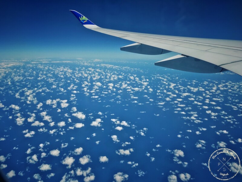 Survol de l'Atlantique en avion, au dessus des nuages