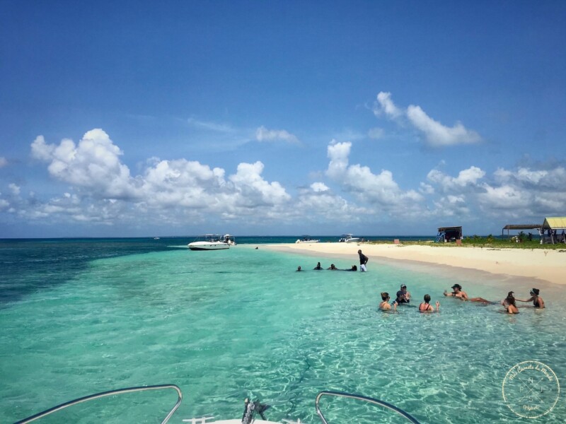 baignade dans l'eau bleue et chaude de l'îlet caret en Guadeloupe