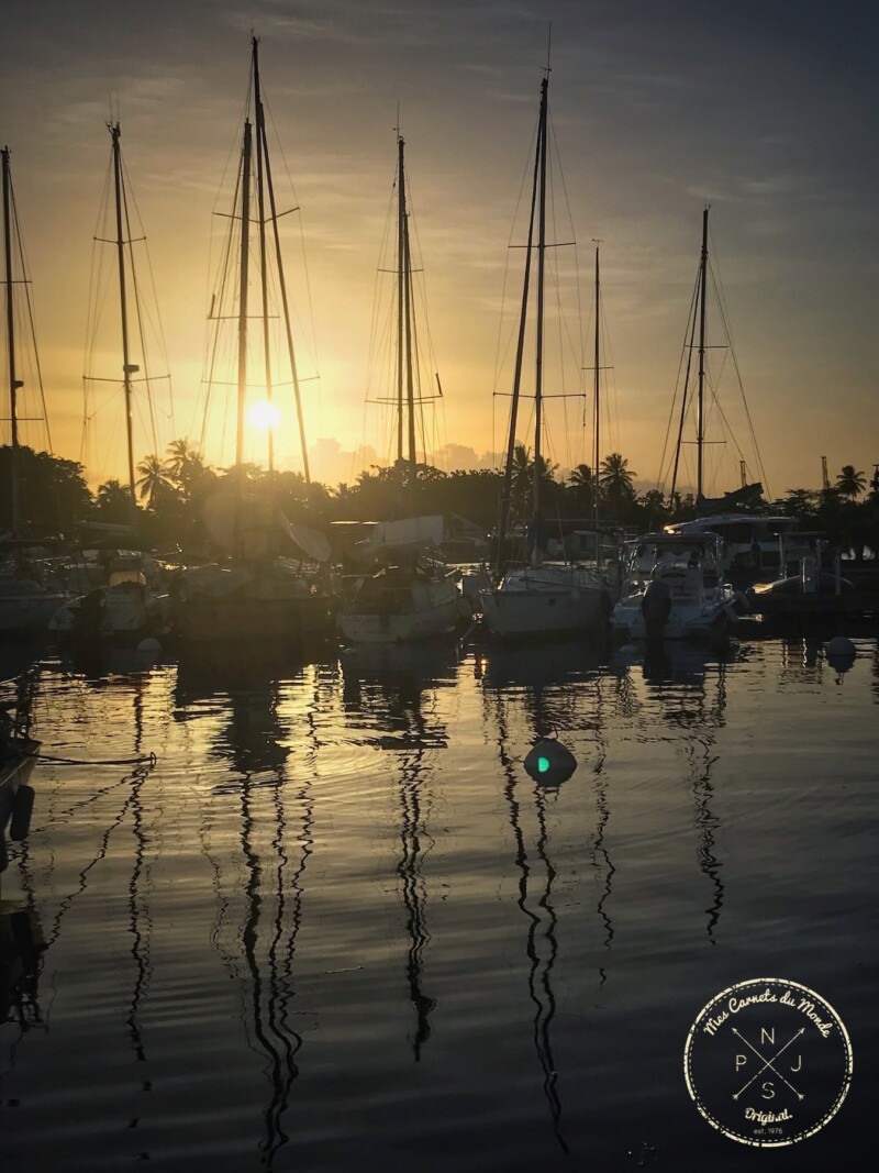 Coucher de soleil dans les mâts des bateaux à voile, dans la Marina de Pointe à Pitre en Guadeloupe