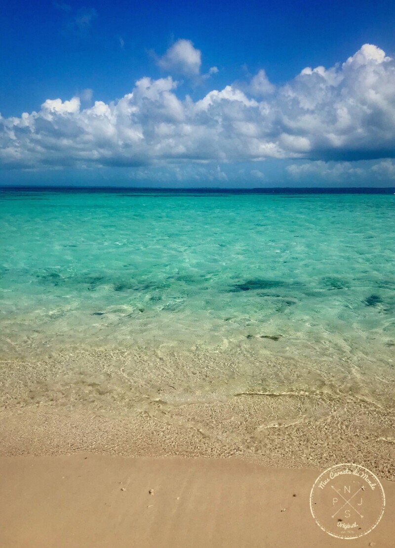 la mer bleue turquoise de l'îlet caret en Guadeloupe