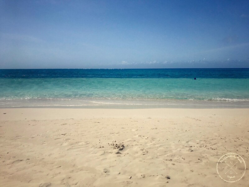 la plage de sable blanc de l'îlet caret en Guadeloupe