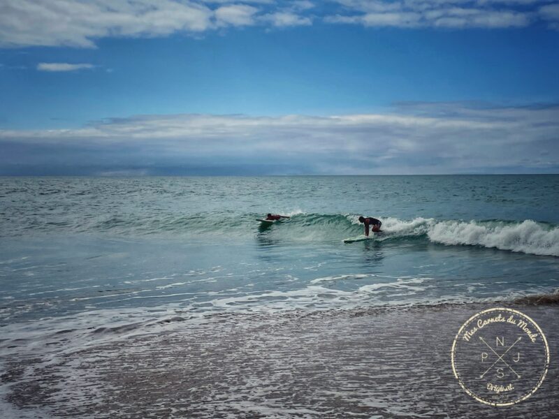 surfeur réalisant un Take off en surf sur une vague de l'ocean atlantique