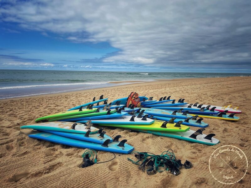 planches de surf d'une école de surf au cap ferret, sur la plage