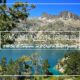 Eaux bleues du Lac de Gréziolles montagne Penne Blanque et pins à crochets
