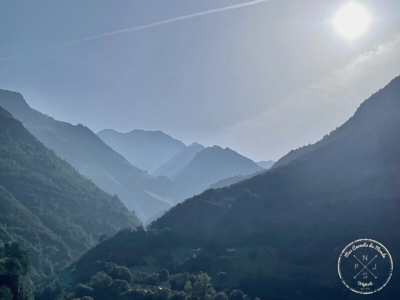 Chaines de Montagnes au lever du soleil