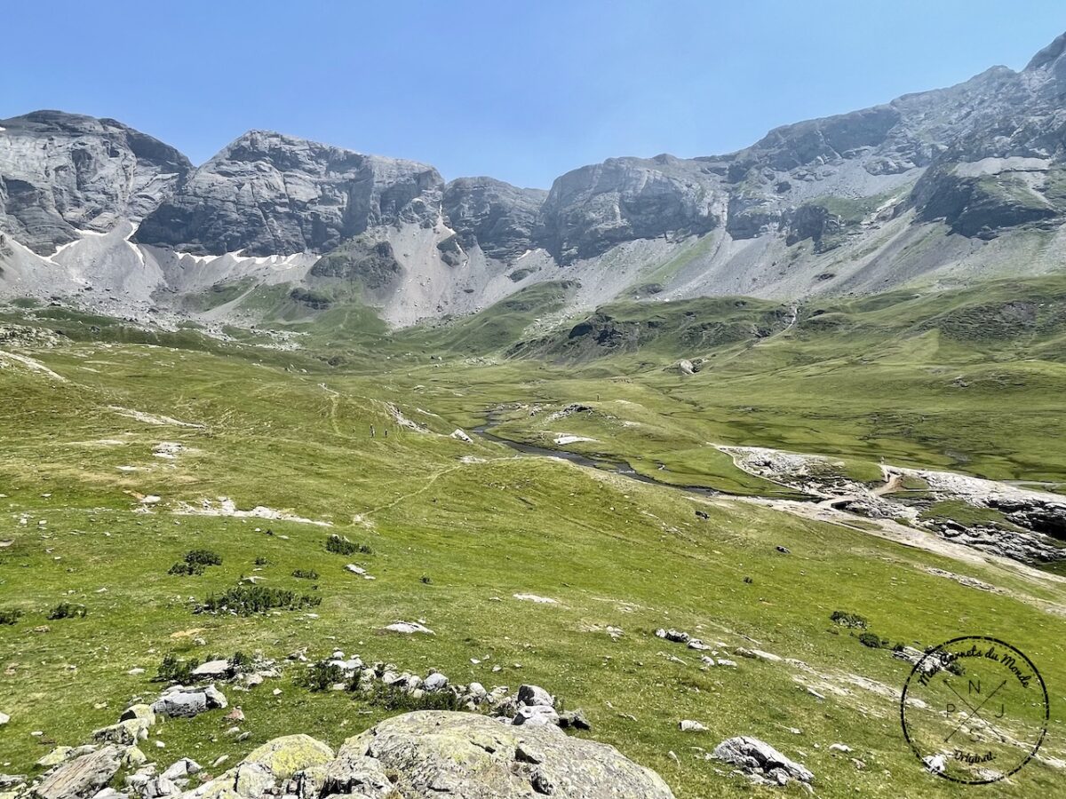 Ruisseau dans le plateau d'herbes vertes du Cirque de Troumouse