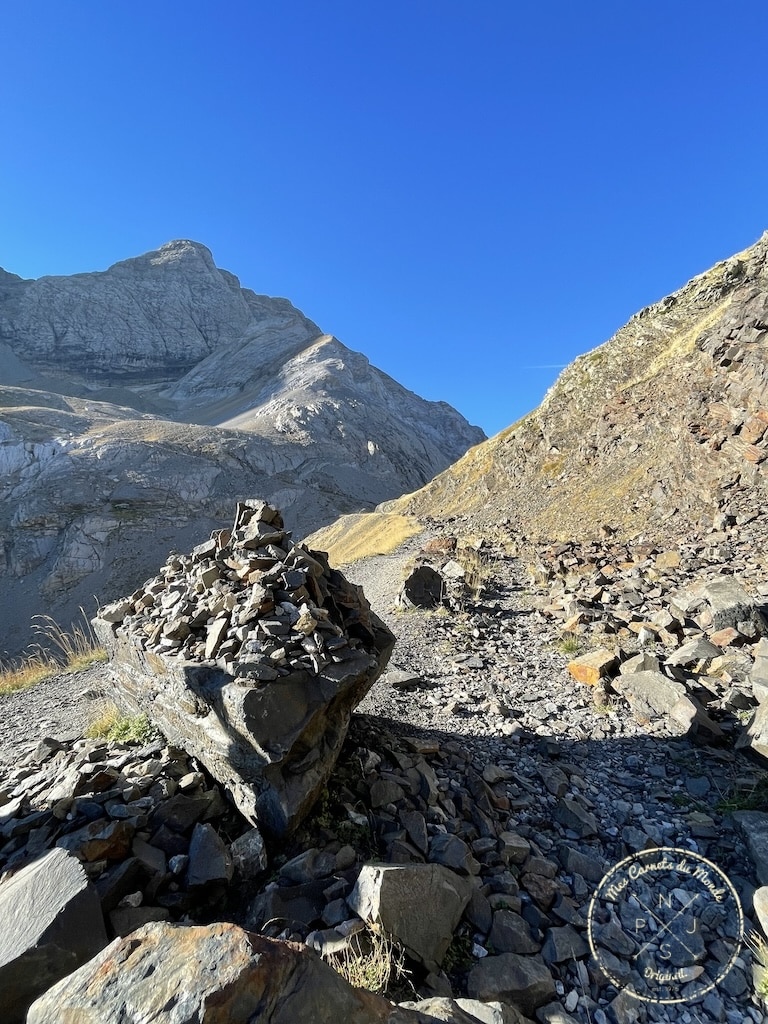 Randonnée au Pic du Taillon, Randonnée au Pic du Taillon par la Brèche de Roland : Une aventure bien taillée à 3000 m d&#8217;altitude dans les Pyrénées., Mes Carnets du Monde