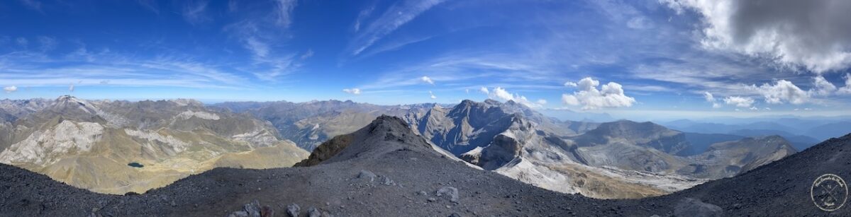 Randonnée au Pic du Taillon, Randonnée au Pic du Taillon par la Brèche de Roland : Une aventure bien taillée à 3000 m d&#8217;altitude dans les Pyrénées., Mes Carnets du Monde