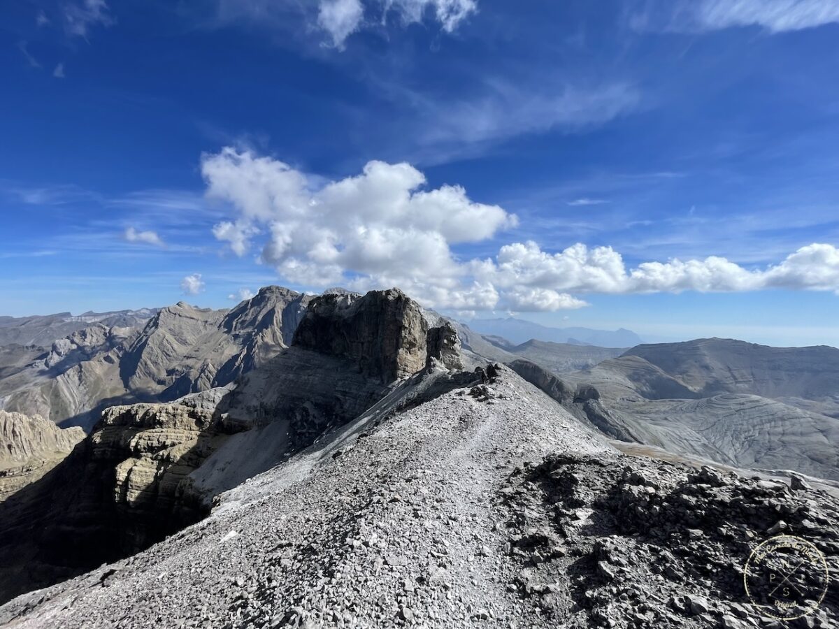 Randonnée au Pic du Taillon, Randonnée au Pic du Taillon par la Brèche de Roland : Une aventure bien taillée à 3000 m d&#8217;altitude dans les Pyrénées., Mes Carnets du Monde