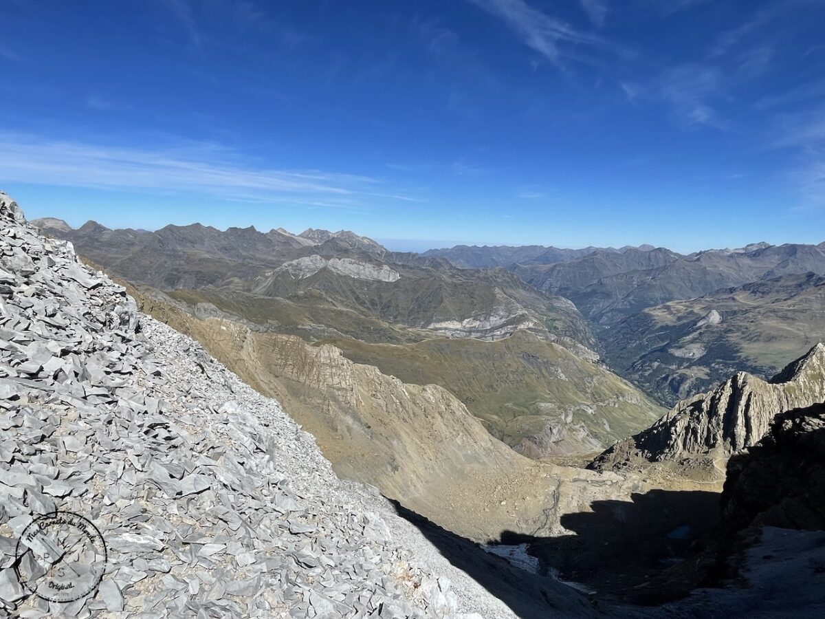 Randonnée au Pic du Taillon, Randonnée au Pic du Taillon par la Brèche de Roland : Une aventure bien taillée à 3000 m d&#8217;altitude dans les Pyrénées., Mes Carnets du Monde