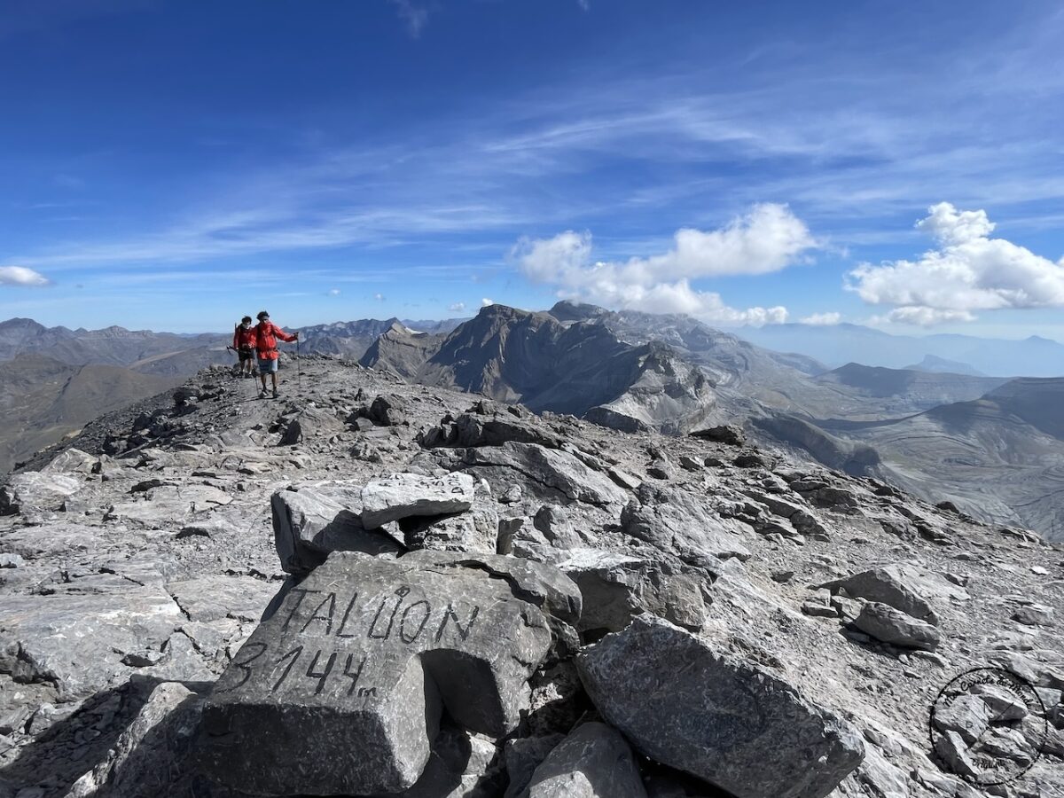 Randonnée au Pic du Taillon, Randonnée au Pic du Taillon par la Brèche de Roland : Une aventure bien taillée à 3000 m d&#8217;altitude dans les Pyrénées., Mes Carnets du Monde