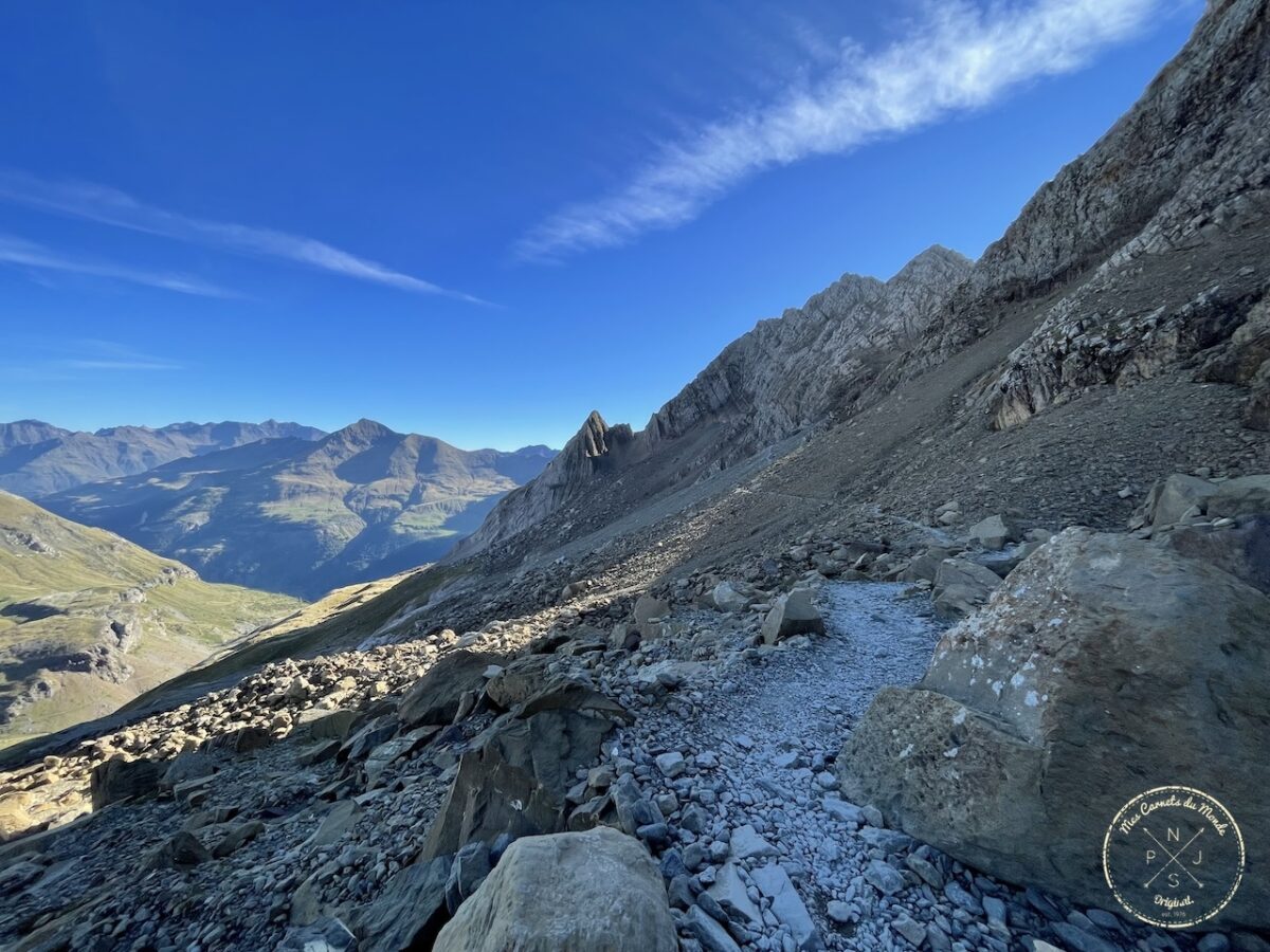 Randonnée au Pic du Taillon, Randonnée au Pic du Taillon par la Brèche de Roland : Une aventure bien taillée à 3000 m d&#8217;altitude dans les Pyrénées., Mes Carnets du Monde