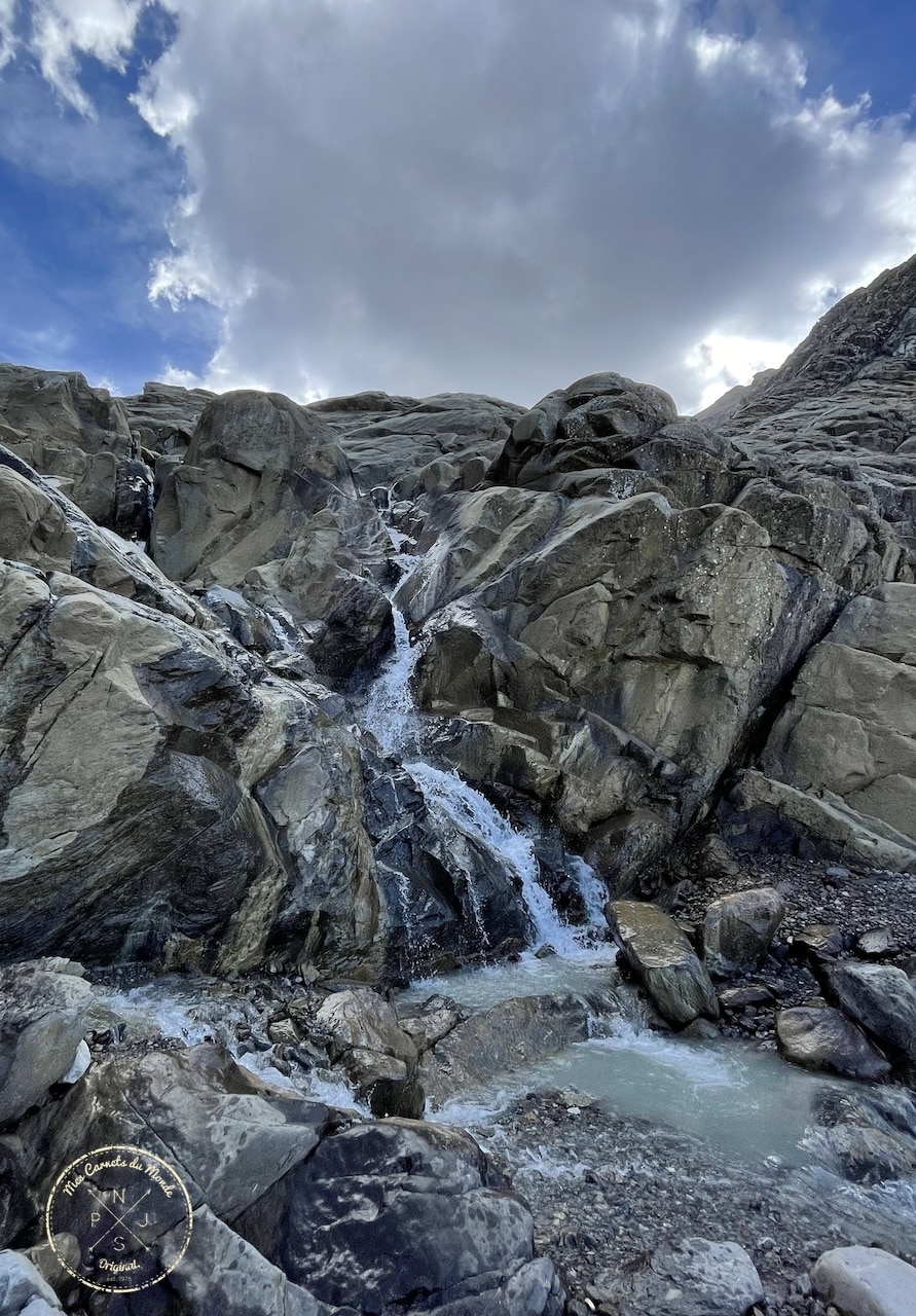 Randonnée au Pic du Taillon, Randonnée au Pic du Taillon par la Brèche de Roland : Une aventure bien taillée à 3000 m d&#8217;altitude dans les Pyrénées., Mes Carnets du Monde