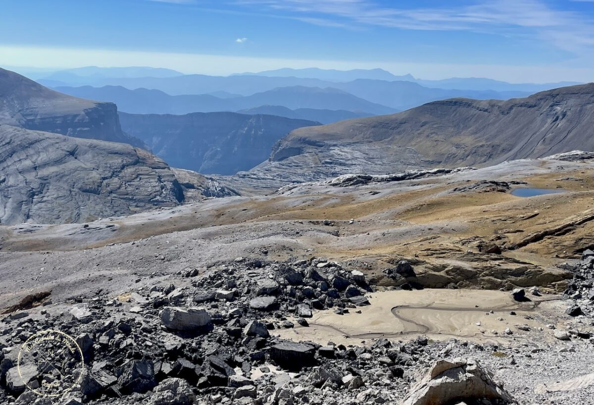 Randonnée au Pic du Taillon, Randonnée au Pic du Taillon par la Brèche de Roland : Une aventure bien taillée à 3000 m d&#8217;altitude dans les Pyrénées., Mes Carnets du Monde