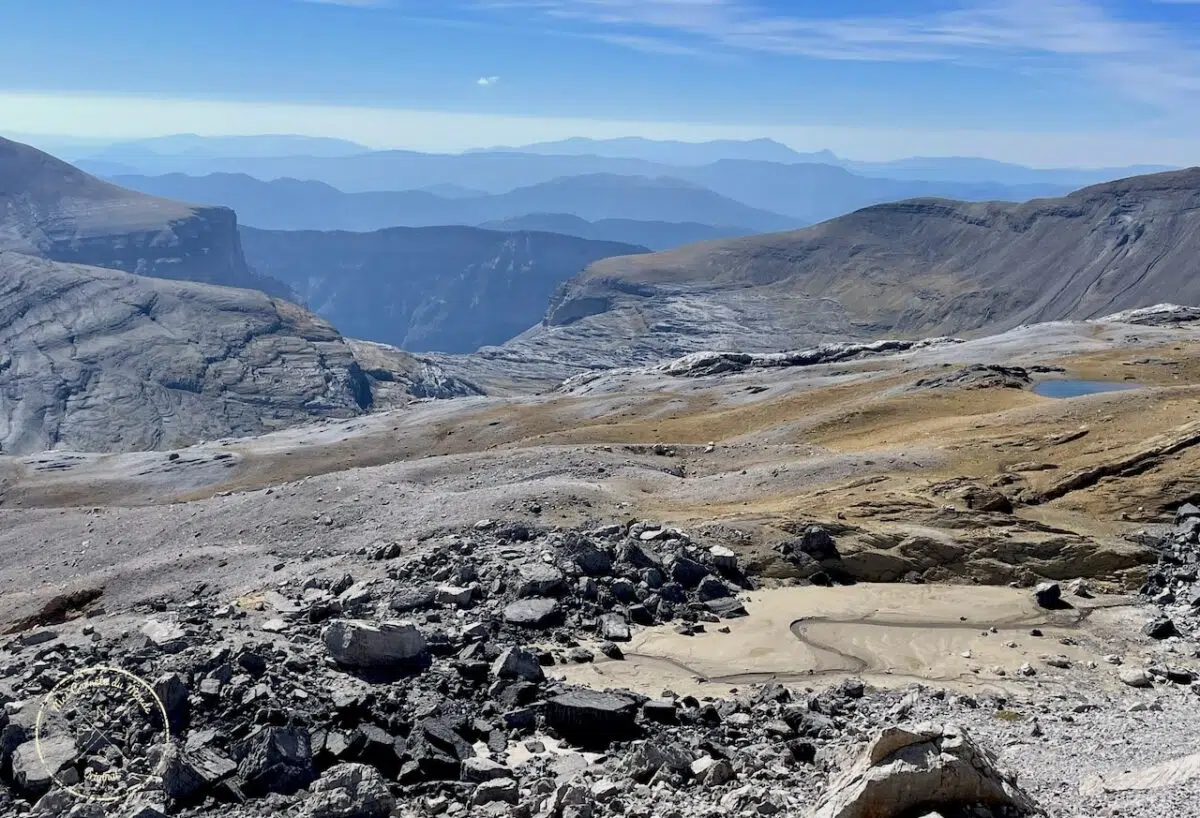 Randonnée au Pic du Taillon : vue sur le canyon d'ordesa depuis la brèche de Roland