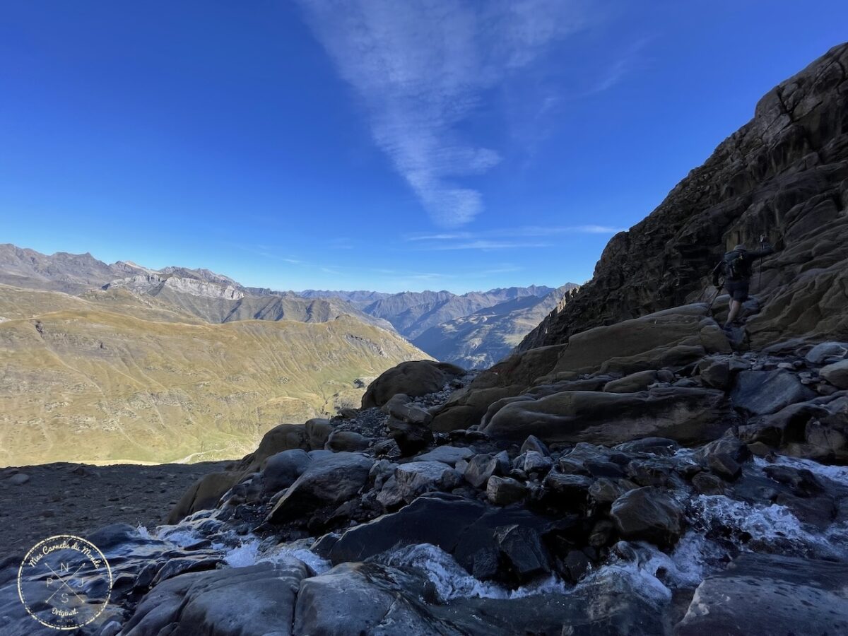 Randonnée au Pic du Taillon, Randonnée au Pic du Taillon par la Brèche de Roland : Une aventure bien taillée à 3000 m d&#8217;altitude dans les Pyrénées., Mes Carnets du Monde