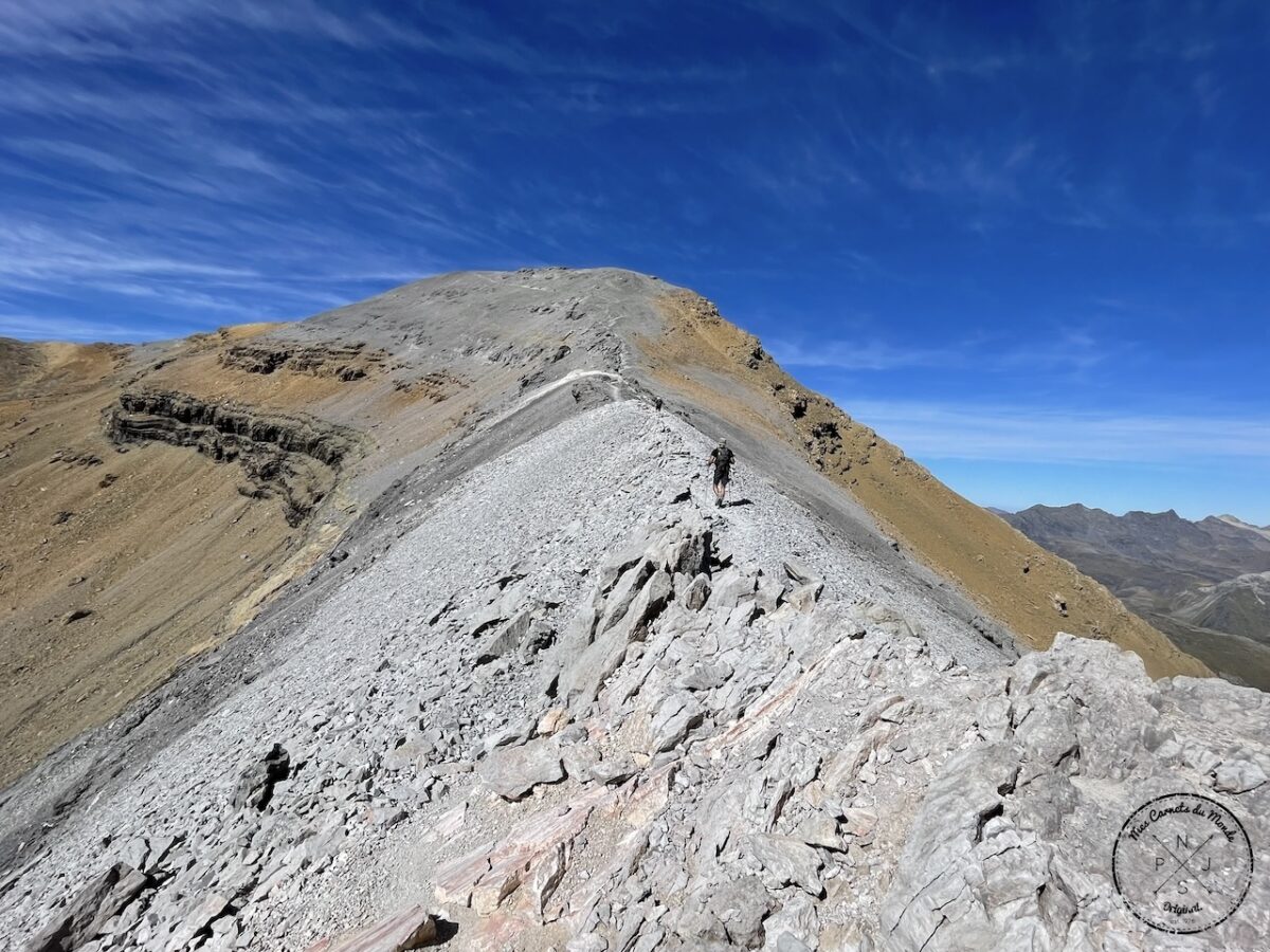 Randonnée au Pic du Taillon, Randonnée au Pic du Taillon par la Brèche de Roland : Une aventure bien taillée à 3000 m d&#8217;altitude dans les Pyrénées., Mes Carnets du Monde