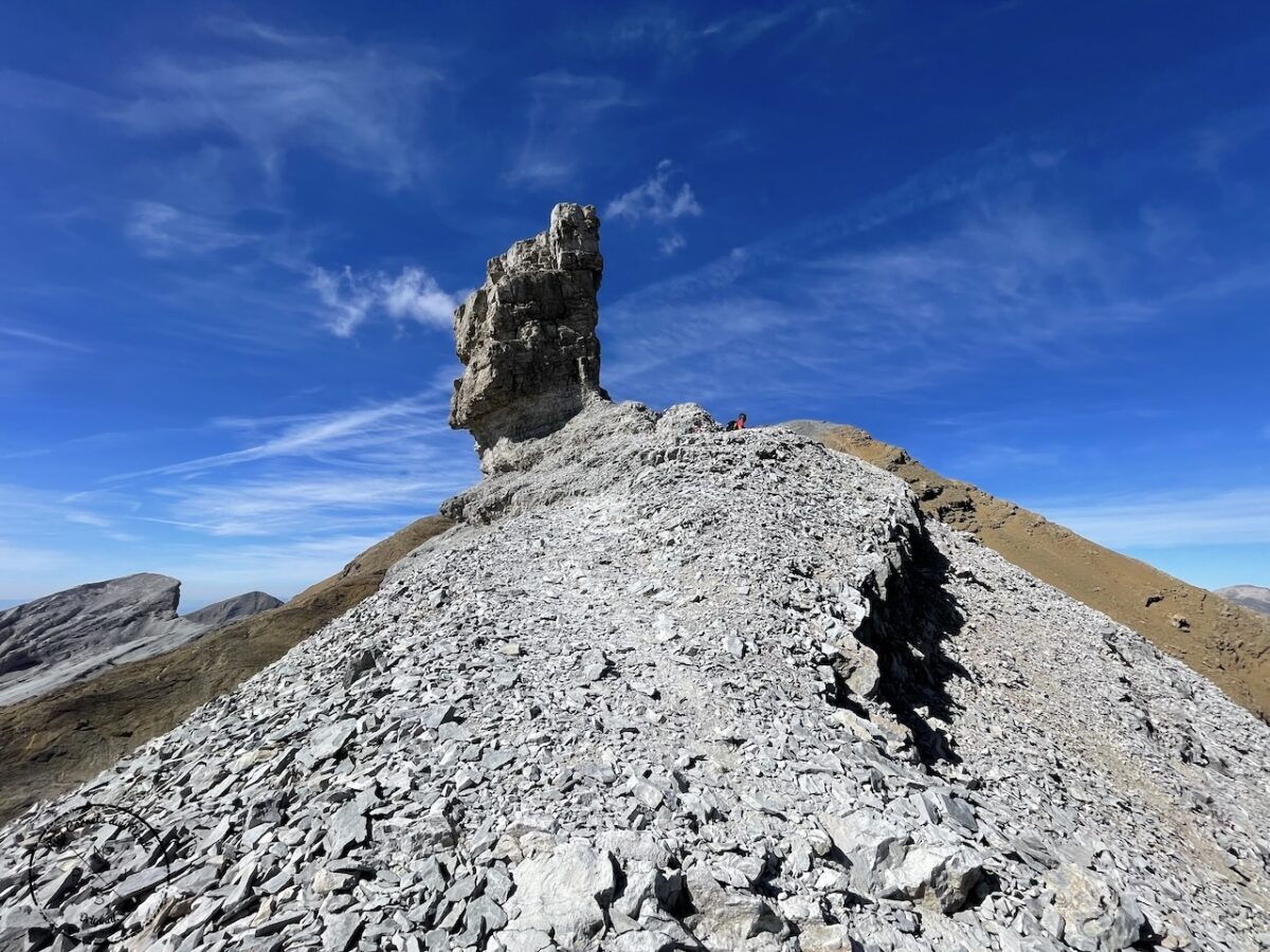 Randonnée au Pic du Taillon, Randonnée au Pic du Taillon par la Brèche de Roland : Une aventure bien taillée à 3000 m d&#8217;altitude dans les Pyrénées., Mes Carnets du Monde