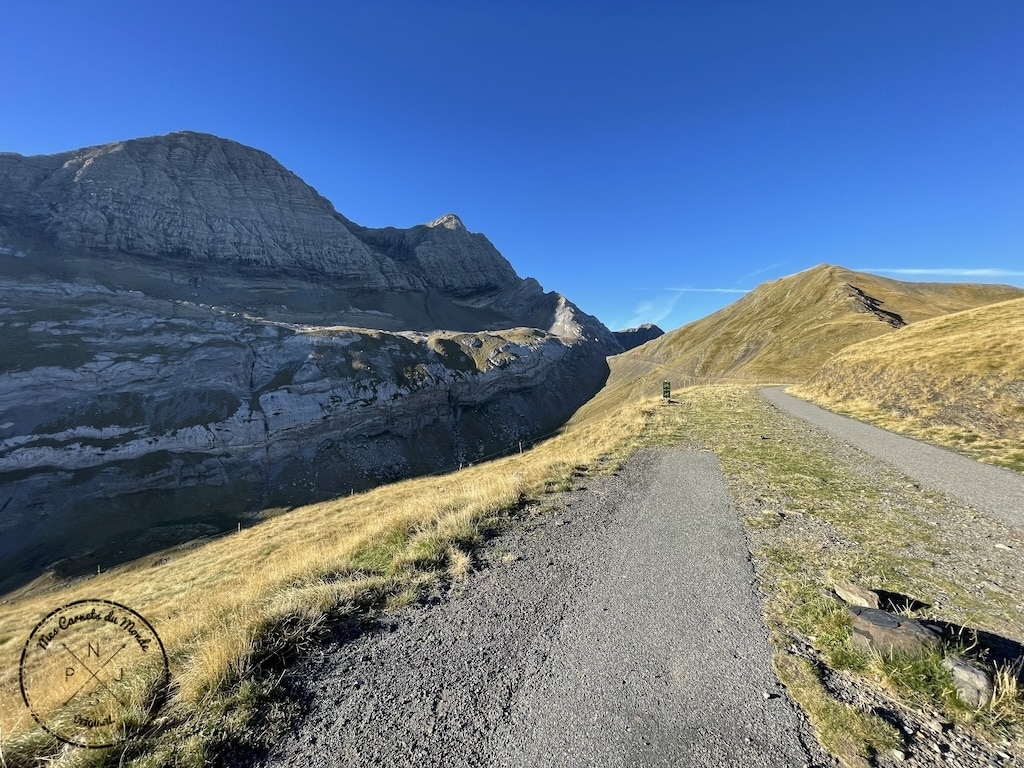 Randonnée au Pic du Taillon, Randonnée au Pic du Taillon par la Brèche de Roland : Une aventure bien taillée à 3000 m d&#8217;altitude dans les Pyrénées., Mes Carnets du Monde