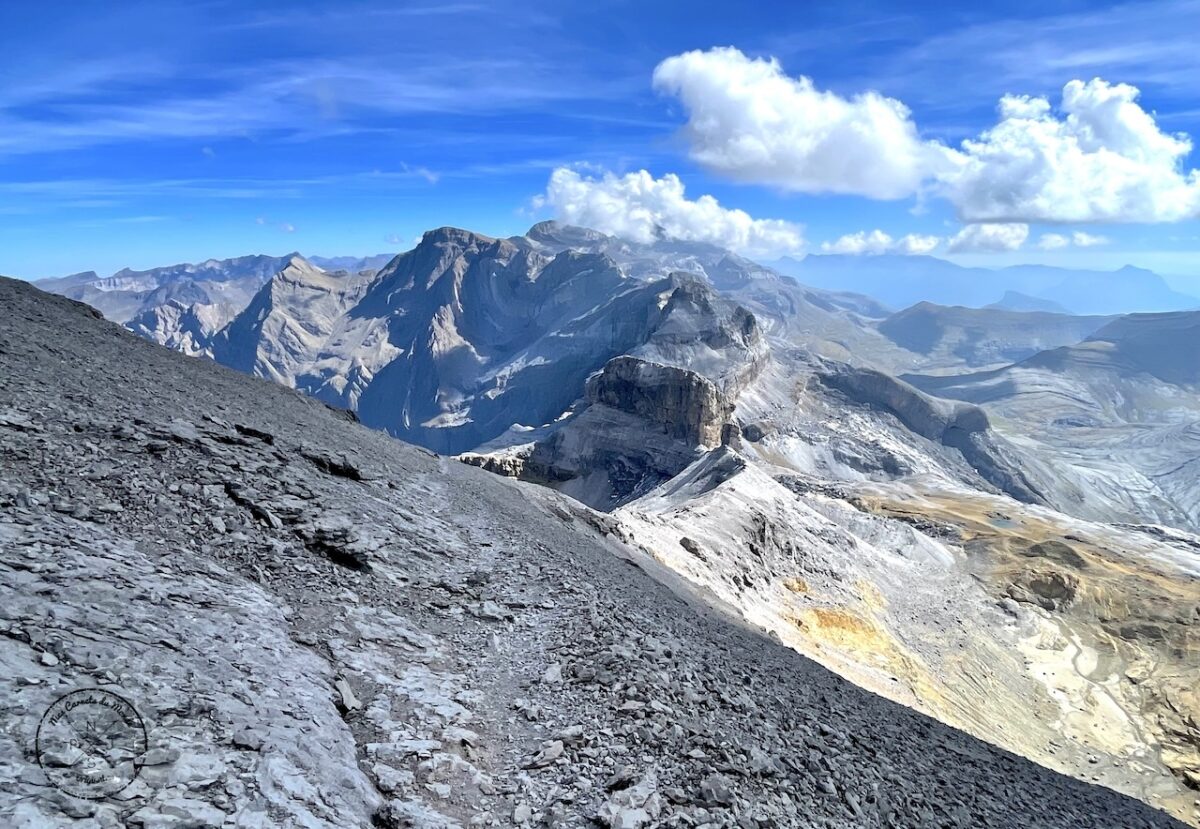 Randonnée au Pic du Taillon, Randonnée au Pic du Taillon par la Brèche de Roland : Une aventure bien taillée à 3000 m d&#8217;altitude dans les Pyrénées., Mes Carnets du Monde