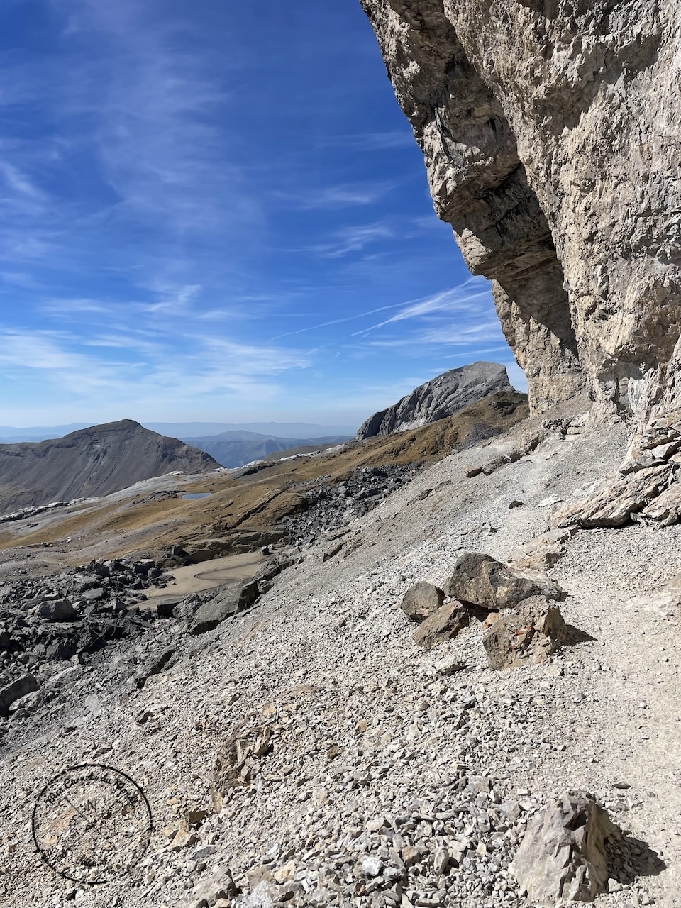 Randonnée au Pic du Taillon, Randonnée au Pic du Taillon par la Brèche de Roland : Une aventure bien taillée à 3000 m d&#8217;altitude dans les Pyrénées., Mes Carnets du Monde