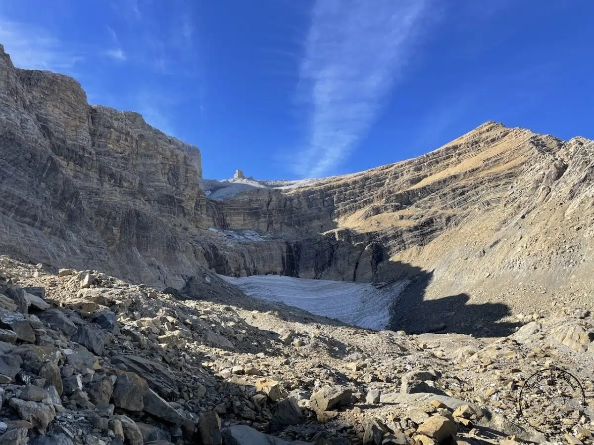 Randonnée au Pic du Taillon : vestiges du glacier du Taillon et derrière le pic "le doigt de Dieu"