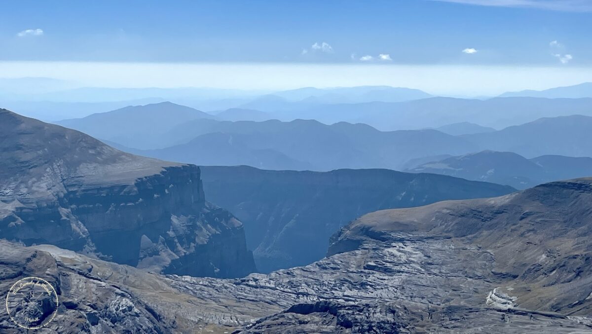 Randonnée au Pic du Taillon, Randonnée au Pic du Taillon par la Brèche de Roland : Une aventure bien taillée à 3000 m d&#8217;altitude dans les Pyrénées., Mes Carnets du Monde