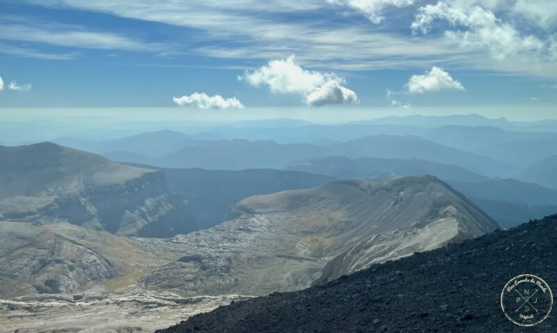 Randonnée au Pic du Taillon, Randonnée au Pic du Taillon par la Brèche de Roland : Une aventure bien taillée à 3000 m d&#8217;altitude dans les Pyrénées., Mes Carnets du Monde