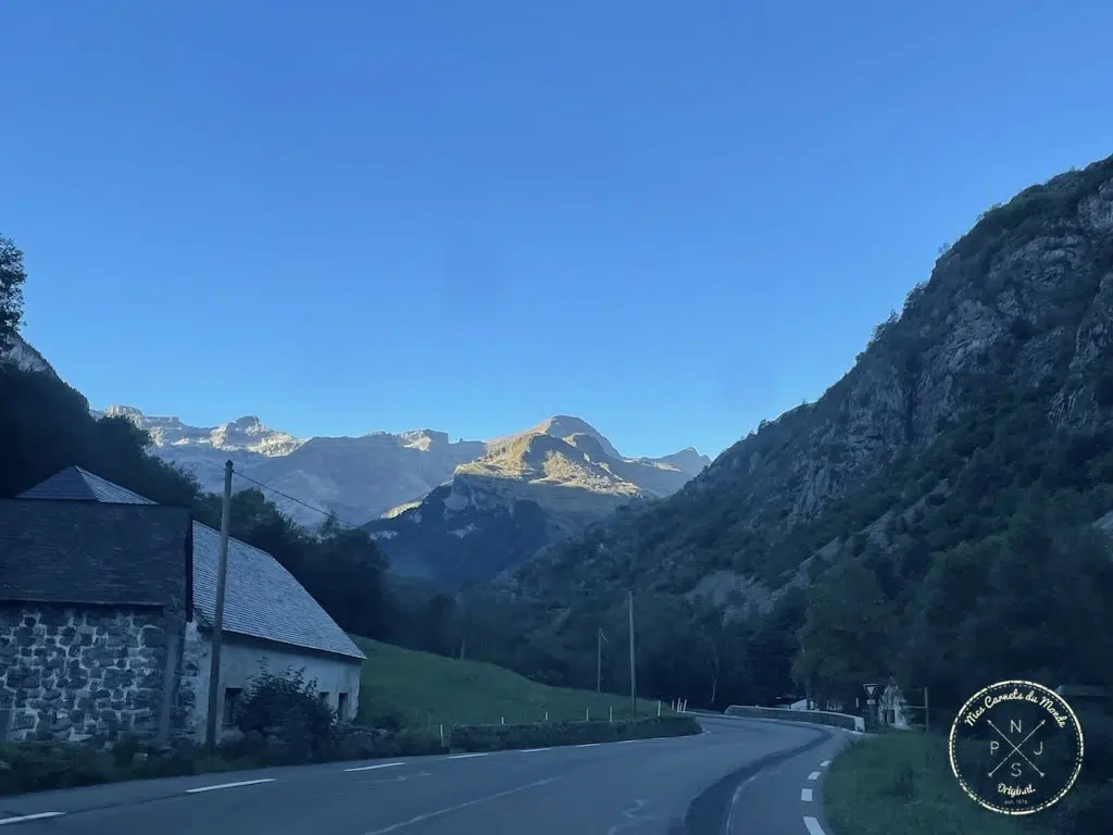 Route de montagne vers le col des tentes dans les pyrénées avec les sommets ensoleillés