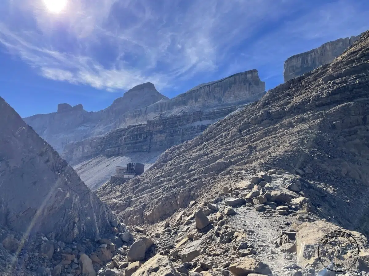 Randonnée au Pic du Taillon : arrivée au refuge des Sarradets et vue sur la bouche de Roland
