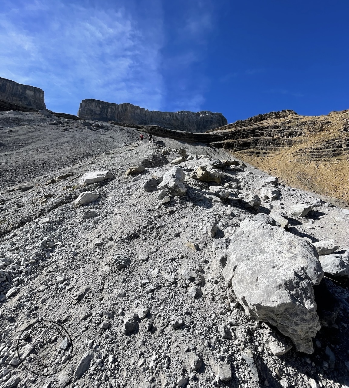 Randonnée au Pic du Taillon, Randonnée au Pic du Taillon par la Brèche de Roland : Une aventure bien taillée à 3000 m d&#8217;altitude dans les Pyrénées., Mes Carnets du Monde