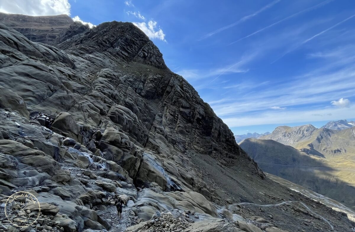 Randonnée au Pic du Taillon, Randonnée au Pic du Taillon par la Brèche de Roland : Une aventure bien taillée à 3000 m d&#8217;altitude dans les Pyrénées., Mes Carnets du Monde