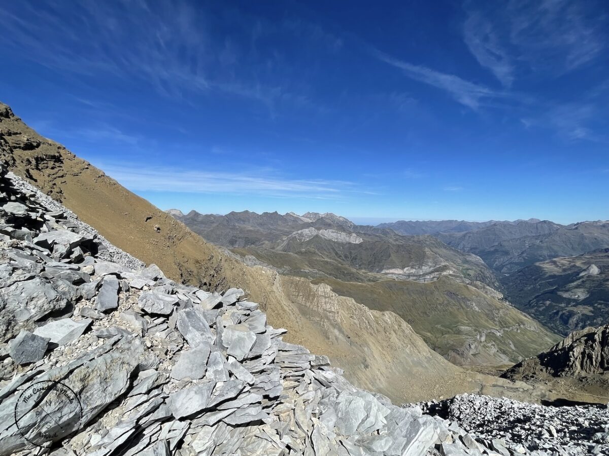 Randonnée au Pic du Taillon, Randonnée au Pic du Taillon par la Brèche de Roland : Une aventure bien taillée à 3000 m d&#8217;altitude dans les Pyrénées., Mes Carnets du Monde