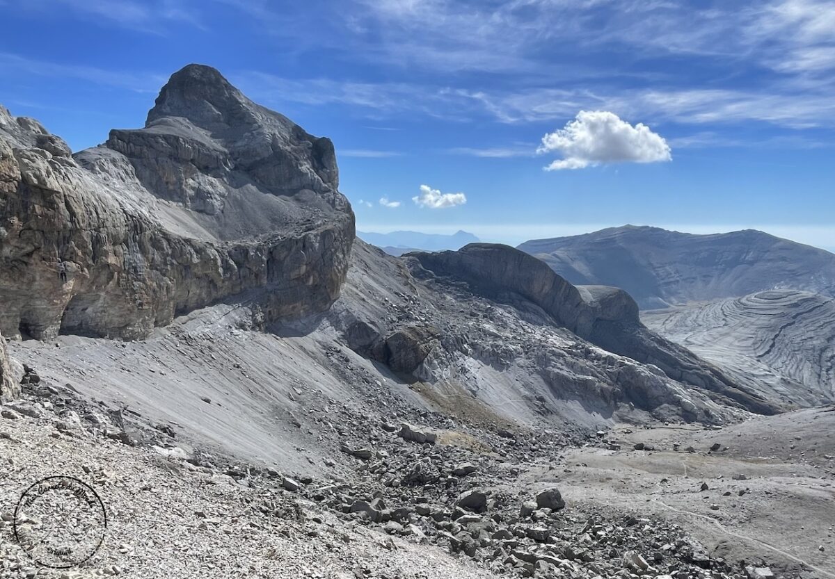 Randonnée au Pic du Taillon, Randonnée au Pic du Taillon par la Brèche de Roland : Une aventure bien taillée à 3000 m d&#8217;altitude dans les Pyrénées., Mes Carnets du Monde