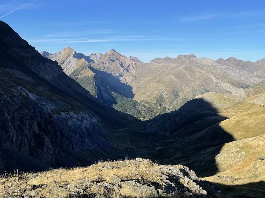 Randonnée au Pic du Taillon : Vue sur la vallée depuis le Port de Bouchard