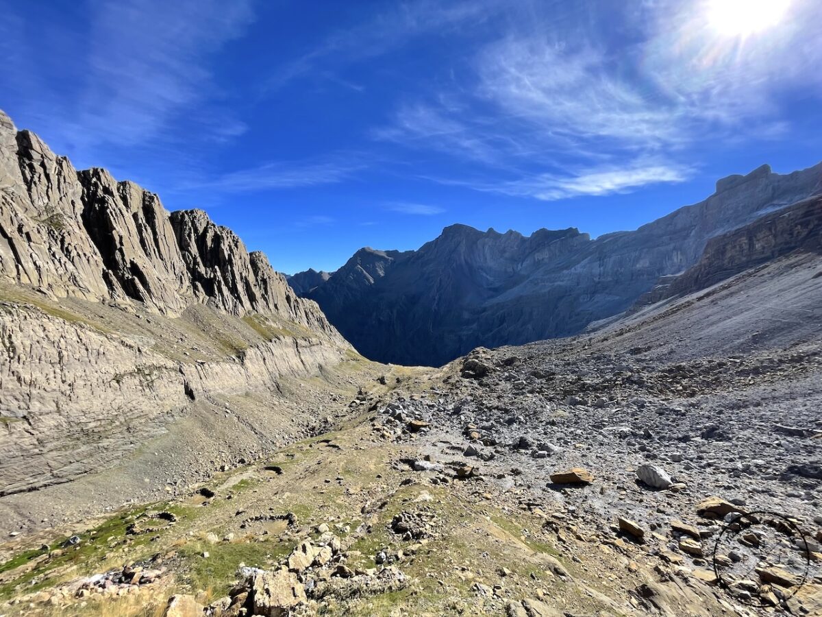 Randonnée au Pic du Taillon, Randonnée au Pic du Taillon par la Brèche de Roland : Une aventure bien taillée à 3000 m d&#8217;altitude dans les Pyrénées., Mes Carnets du Monde