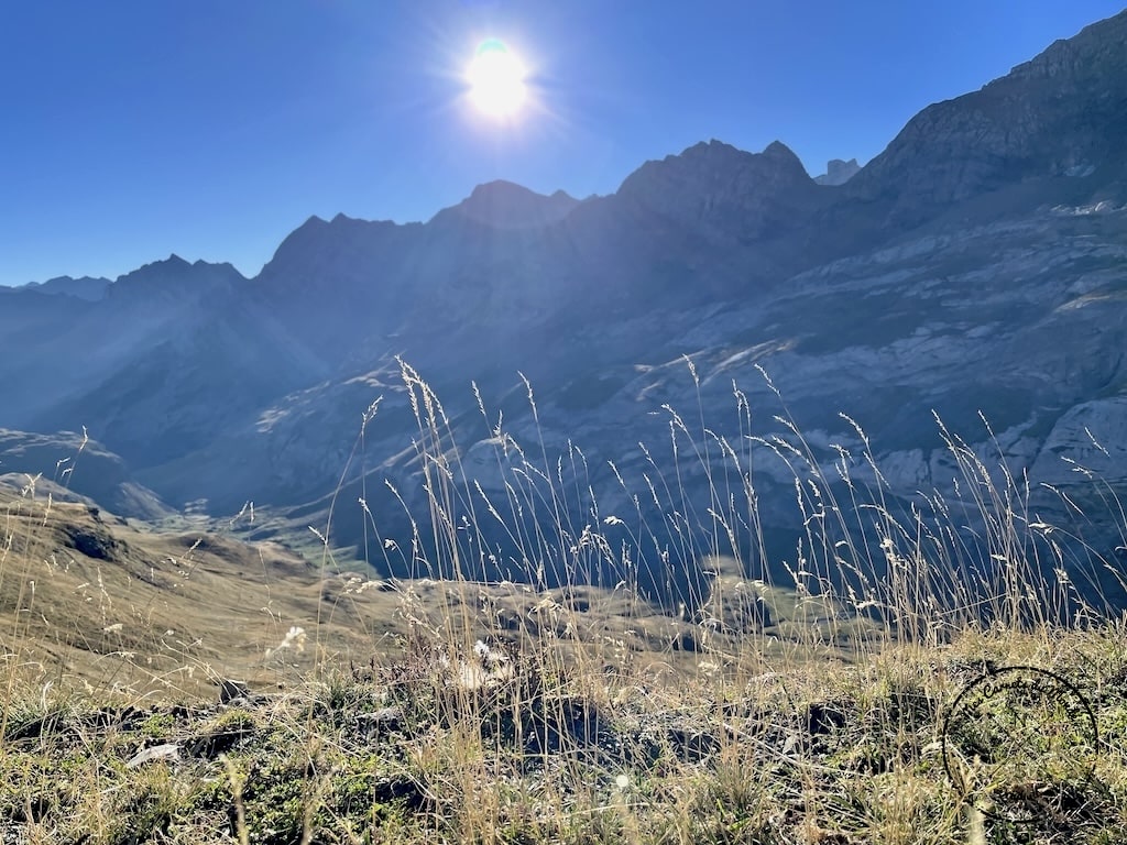 Randonnée au Pic du Taillon, Randonnée au Pic du Taillon par la Brèche de Roland : Une aventure bien taillée à 3000 m d&#8217;altitude dans les Pyrénées., Mes Carnets du Monde