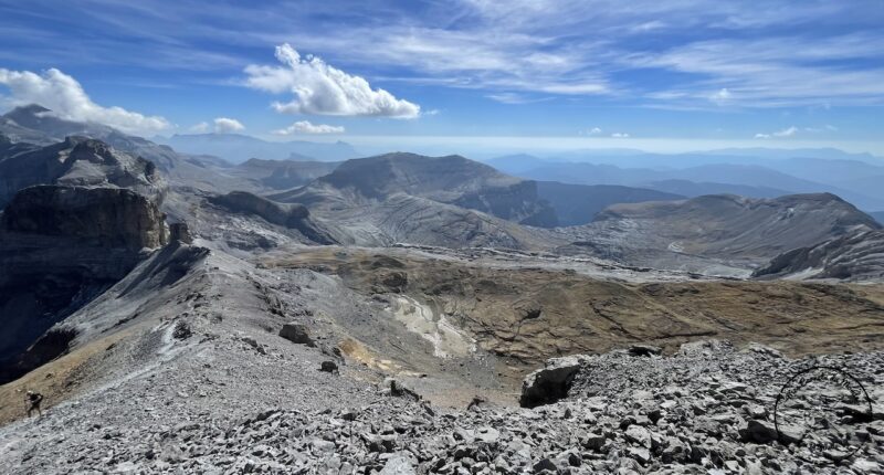 Randonnée au Pic du Taillon, Randonnée au Pic du Taillon par la Brèche de Roland : Une aventure bien taillée à 3000 m d&#8217;altitude dans les Pyrénées., Mes Carnets du Monde