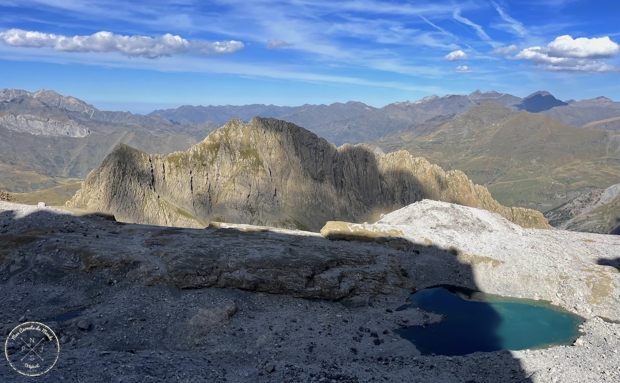 Randonnée au Pic du Taillon, Randonnée au Pic du Taillon par la Brèche de Roland : Une aventure bien taillée à 3000 m d&#8217;altitude dans les Pyrénées., Mes Carnets du Monde